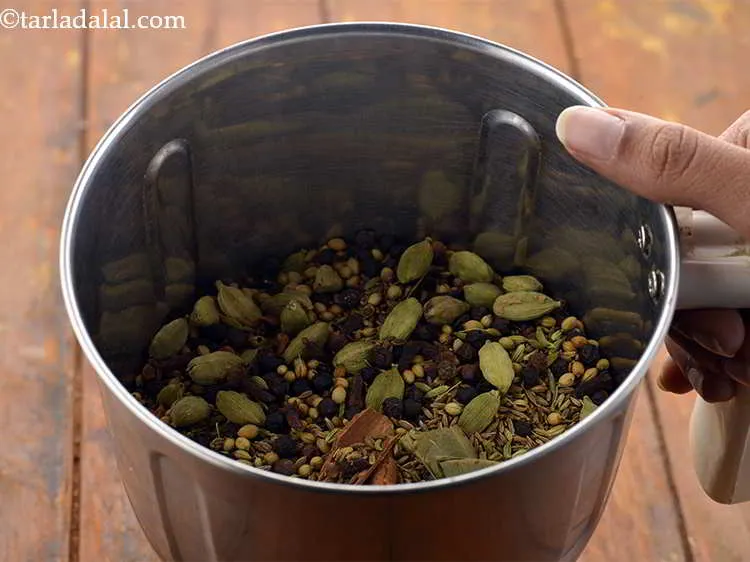 स्टेप 14 – भुने हुए मसालों को मिक्सर जार में डालें। यदि मसालो …