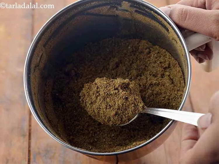 स्टेप 15 – मिक्सर में सभी सामग्रियों को बारीक पाउडर होने तक पीस …