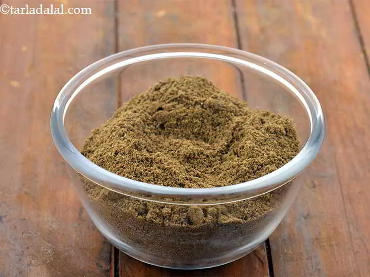 स्टेप 16 – <strong>पंजाबी गरम मसाला पाउडर</strong> को कटोरे में डाल दें।