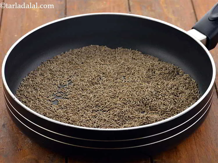 स्टेप 2 – <strong>गरम मसाला</strong> के लिए खड़े मसाले भूनने के लिए, एक …