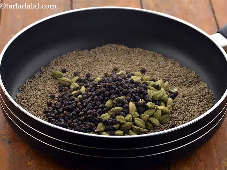 स्टेप 4 – इसके अलावा, काली मिर्च डालें। ये <strong>गरम मसाले</strong> को आवश्यक …