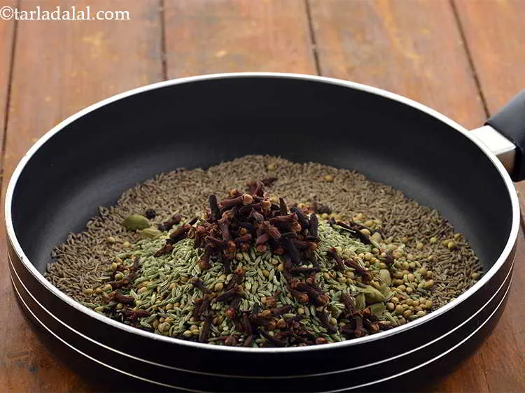 स्टेप 7 – लौंग डालें।