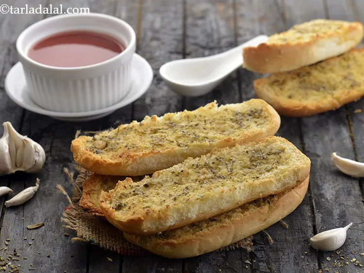 स्टेप 14 – <strong>बेक गार्लिक ब्रेड</strong> को तुरंत परोसें। स्वादिष्ट रेसिपी के साथ …