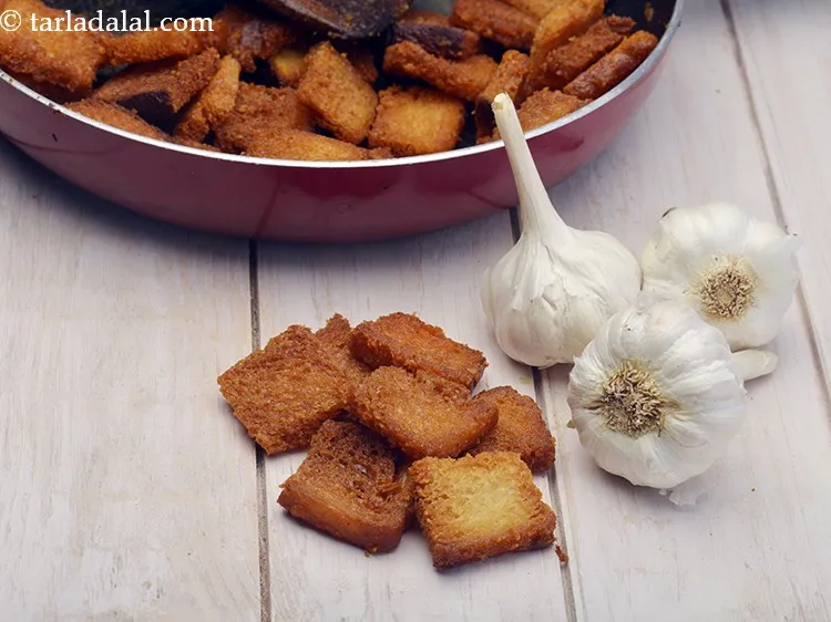 Step 13 – Serve <strong>garlic croutons recipe | Indian style&nbsp;crunchy garlic crouton | homemade garlic croutons | how …