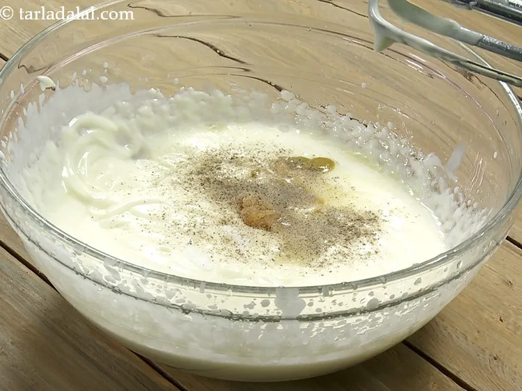 स्टेप 10 – काली मिर्च पाउडर डालें। घर के बने <strong>लहसुन मेयोनेज़</strong> को …