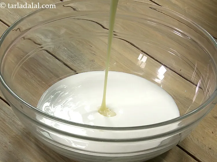 स्टेप 2 – कन्डेन्स्ड मिल्क डालें। यह <strong>एगलैस गार्लिक मेयोनेज़ रेसिपी</strong> में अंडे …