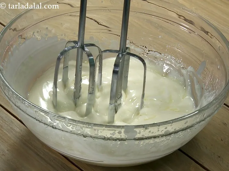 स्टेप 5 – इस मिश्रण को हल्का और फूला हुआ होने तक बीट …