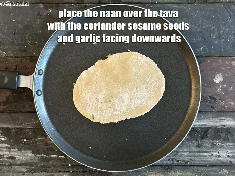 स्टेप 37 – नान को तवे पर इस तरह रखें कि धनिया-तिल और …