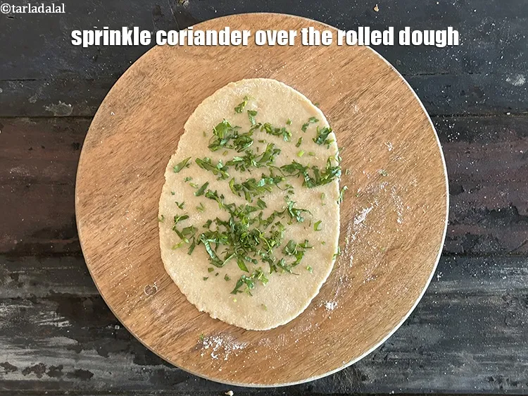 स्टेप 32 – बेले हुए आटे पर &nbsp;१/२ टी-स्पून&nbsp;धनिया छिड़कें।