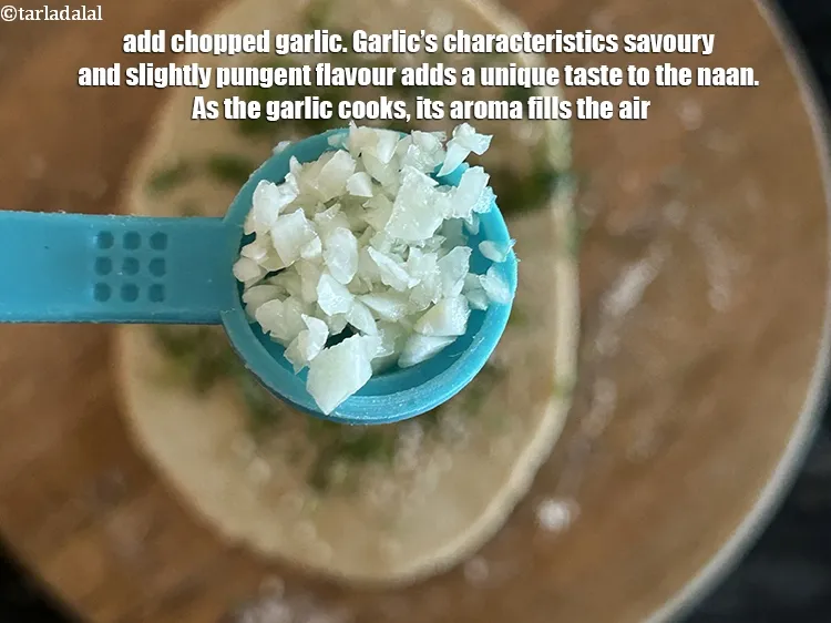 स्टेप 34 – 1/4 छोटा चम्मच कटा हुआ लहसुन छिड़कें।