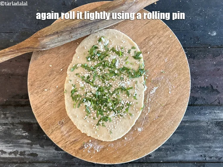 स्टेप 35 – फिर इसे बेलन की सहायता से हल्के से रोल करें।