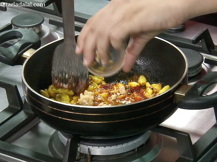 स्टेप 13 – गुड़ डालें। आप शहद या शक्कर का उपयोग भी स्वीटनर …