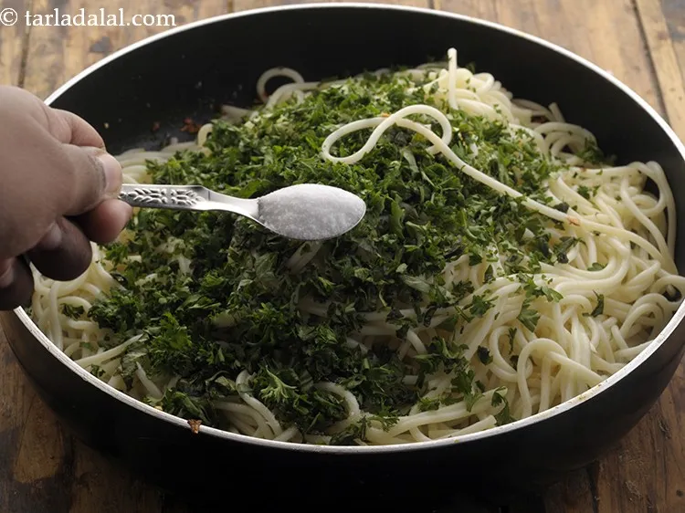 स्टेप 9 – स्वादानुसार नमक डालें।