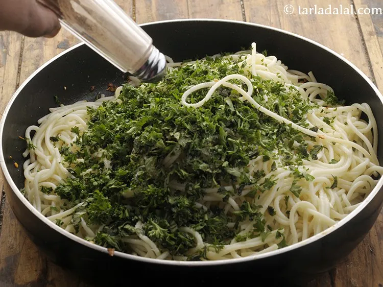 स्टेप 10 – ताजी पिसी काली मिर्च डालें।