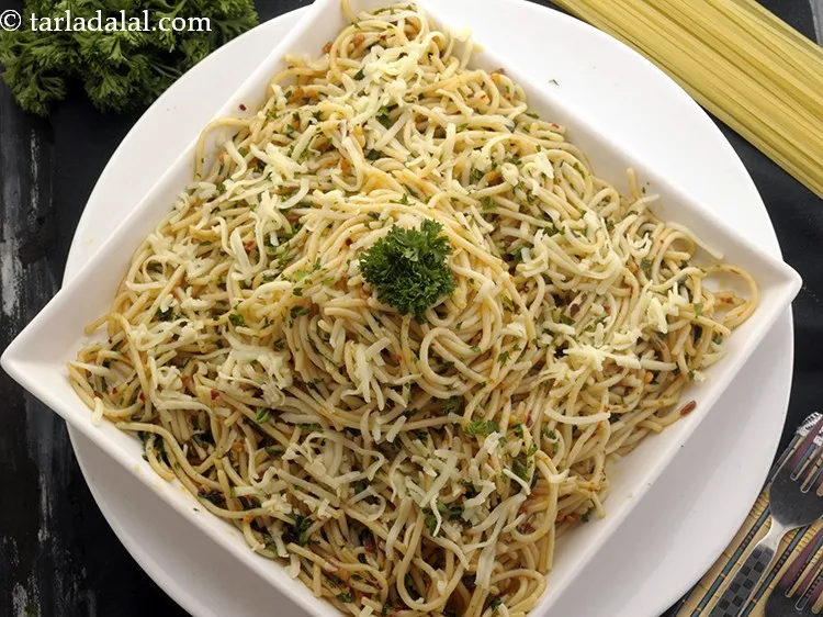 स्टेप 12 – <strong>गार्लिक स्पैगेटी</strong> को चीज़ के साथ सजाकर गरमा-गरम परोसें।