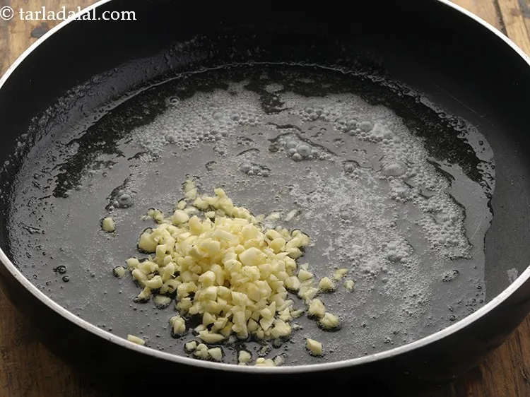 स्टेप 2 – लहसुन डालें। रेसिपी में लहसुन मुख्य घटक है जो स्पेगेटी …