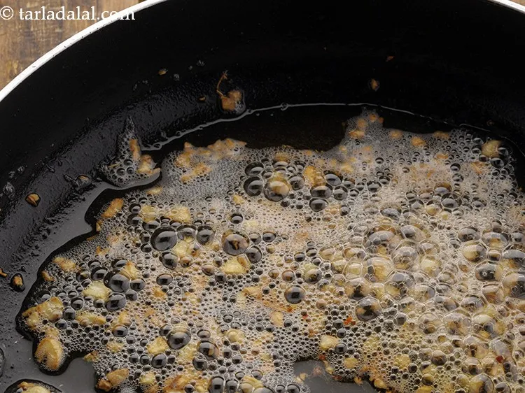 स्टेप 3 – मध्यम आंच पर २ से ३ मिनट के लिए भून …