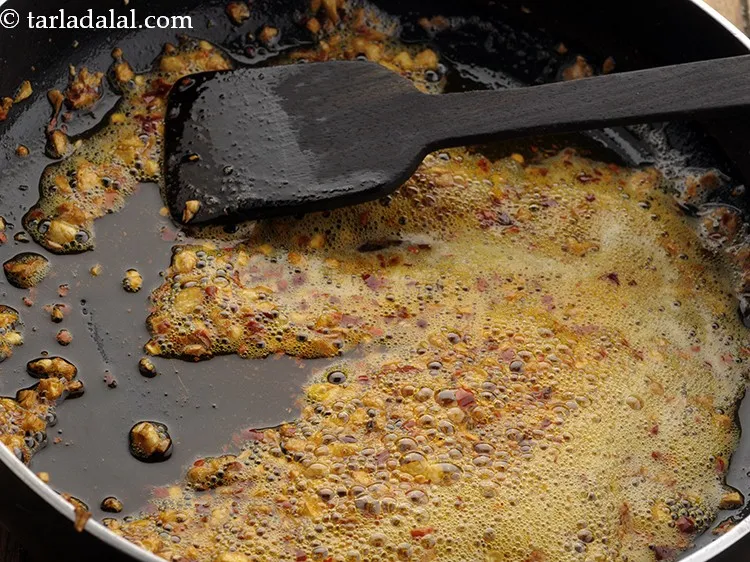 स्टेप 5 – मध्यम आंच पर भून लें।