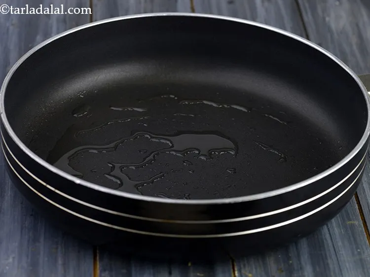 Step 4 – For <strong>Garlic Tomato Chutney</strong>, first heat the oil in a broad non-stick pan