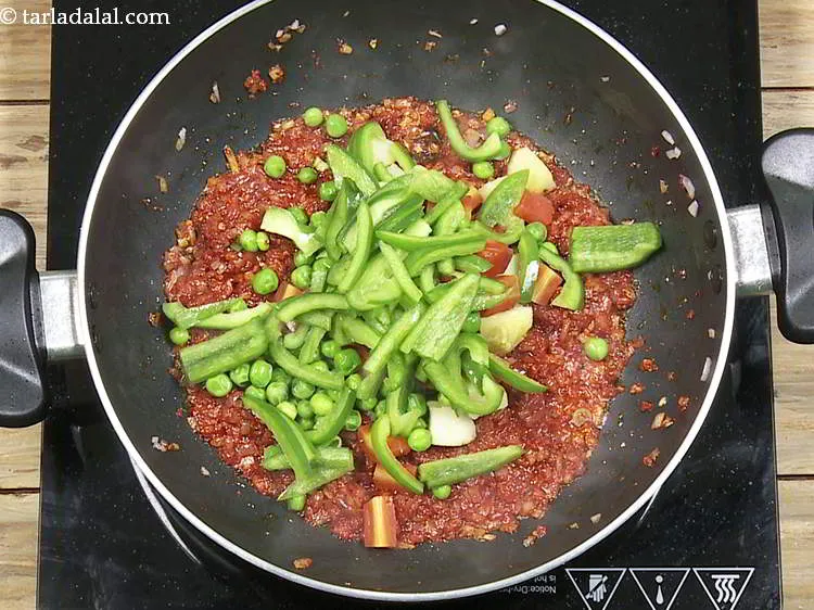 Step 22 – Add capsicum. Bell peppers can also be added to make the garlicky vegetable rice more …