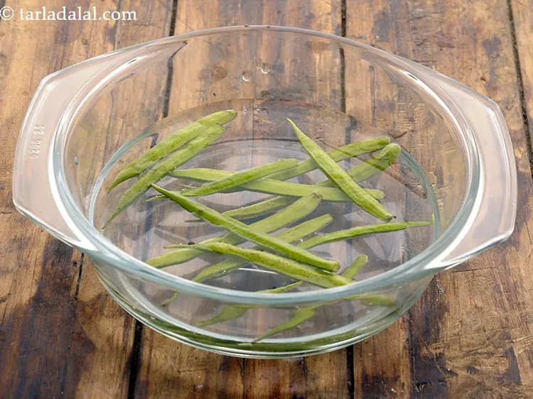 स्टेप 2 – <p><strong>गवारफल्ली की सूखी सब्ज़ी</strong> बनाने के लिए | <strong>हेल्दी गवारफल्ली …