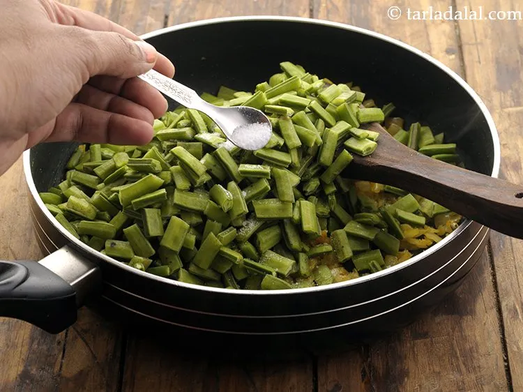 स्टेप 13 – <p>नमक और १/२ कप पानी डालें।</p>