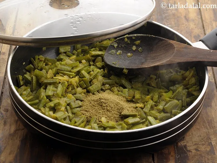 स्टेप 15 – <p><a href=""><strong>धनिया-जीरा पाउडर</strong></a> डालें।</p>