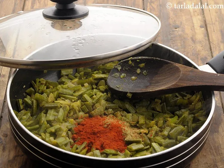 स्टेप 16 – <p>मिर्च पाउडर और १ टेबल-स्पून पानी डालें।</p>