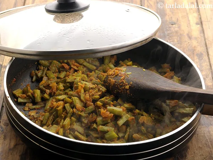 स्टेप 17 – <p>अच्छी तरह मिलाएं। ढक्कन के साथ कवर करें और मध्यम …