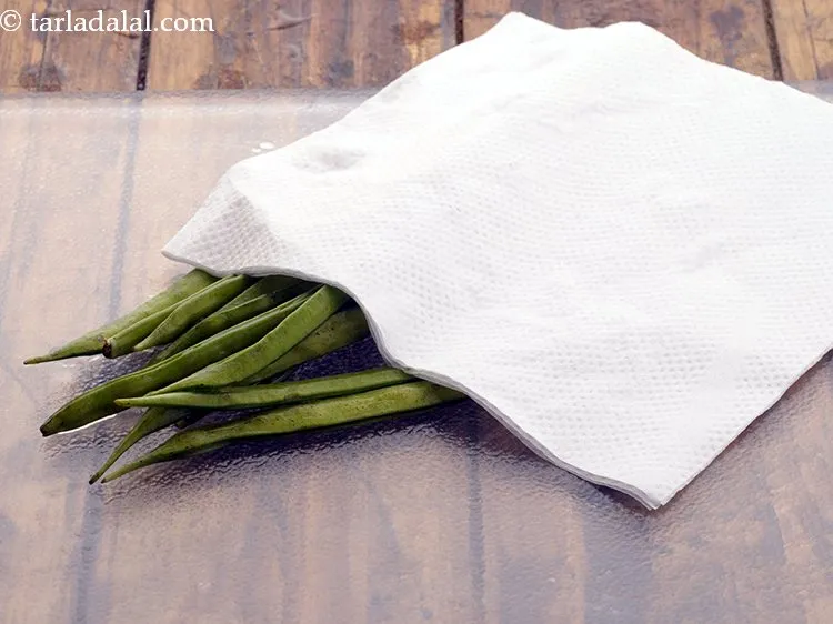 स्टेप 3 – <p>अतिरिक्त पानी छाने और उन्हें सूखा कर एक चॉपिंग बोर्ड …