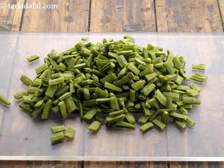 स्टेप 4 – <p>सिर और पूंछ का हिस्सा निकालें। कुछ क्लस्टर बीन्स को …