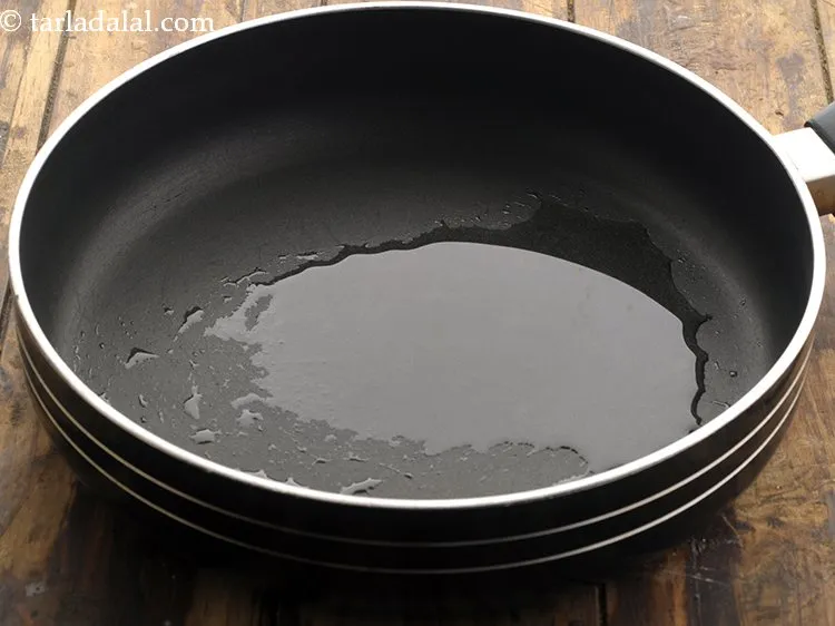 स्टेप 6 – <p><strong>ग्वारफली की सुखी सब्ज़ी</strong> तैयार करने के लिए, एक चौड़े …