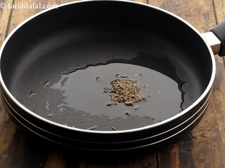 स्टेप 7 – <p>तेल गरम होने के बाद जीरा डालें।</p>
