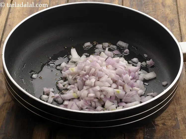 स्टेप 8 – <p>जब जीरा चटक जाए तो प्याज डालें। भिन्नता के लिए, …
