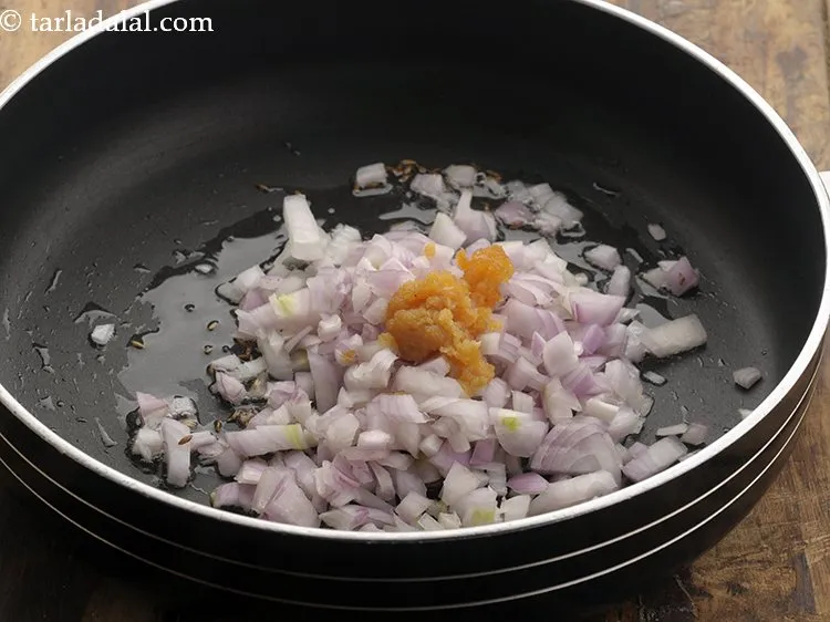 स्टेप 9 – <p>लहसुन का पेस्ट डालें।</p>