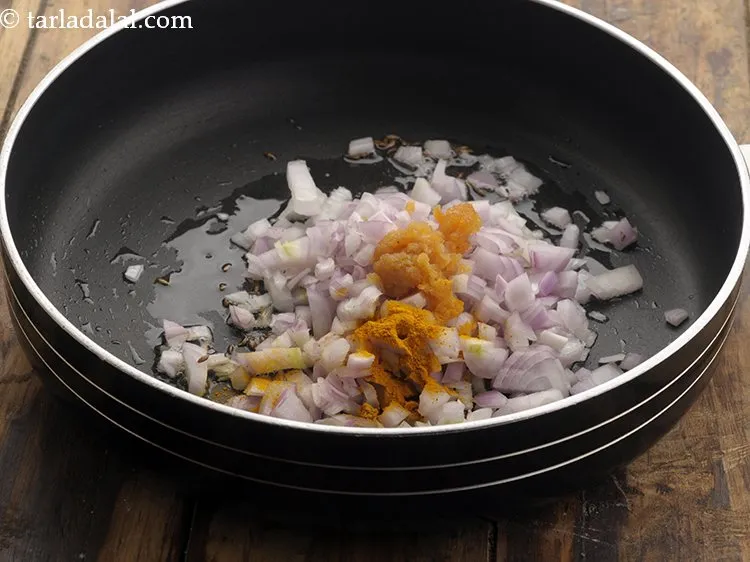 स्टेप 10 – <p>हल्दी पाउडर डालें।</p>