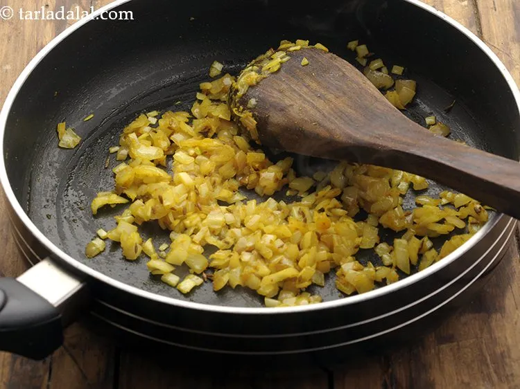 स्टेप 11 – <p>मध्यम आंच पर २ मिनट के लिए या जब तक …