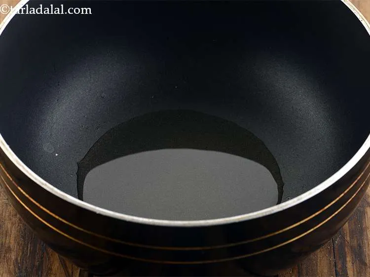 Step 10 – Heat the oil in a kadhai.
