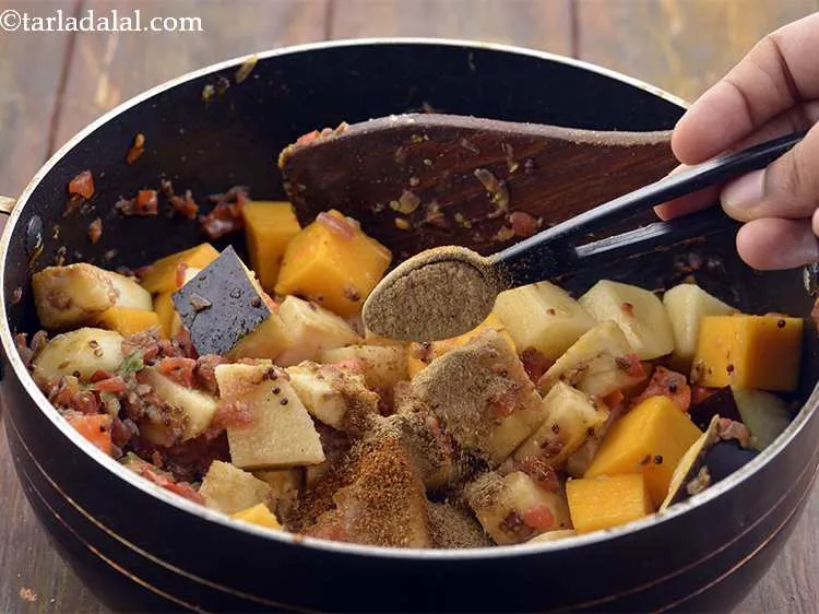 Step 21 – Similarly, add coriander powder to enhance the flavours of your <strong>Ghanto Tarkari</strong>.