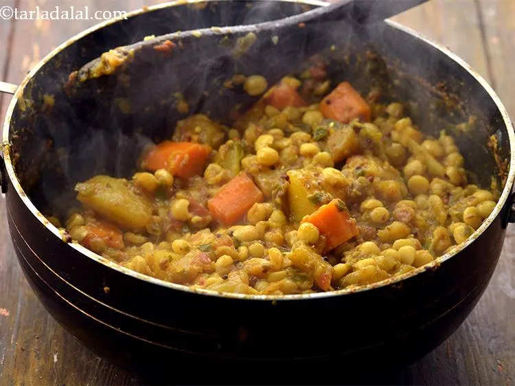 Step 28 – Mix well and cook the<strong> GhantoTarkari</strong>&nbsp;(<strong>Ghanta Tarkari)&nbsp;</strong>for a minute.