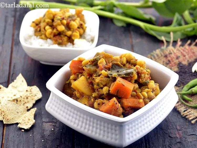 Step 29 – Serve the <strong>Ghanto Tarkari</strong> hot with steamed rice or chapatis.