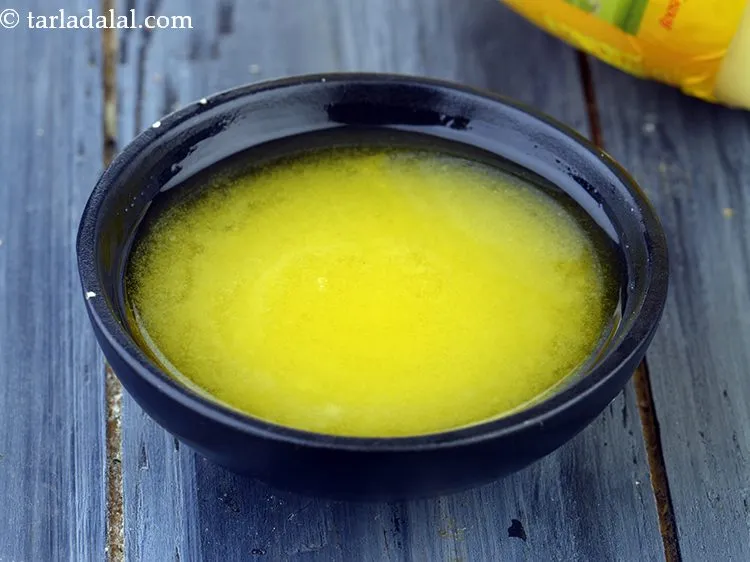 स्टेप 24 – १ टेबल-स्पून&nbsp;गरम पिघला&nbsp;<a href=""https://www.tarladalal.com/glossary-ghee-hindi-245i"">घी</a> डालें।