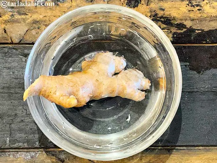 स्टेप 2 – अदरक के गोल टुकडे बनाने के लिए, अदरक को धो …