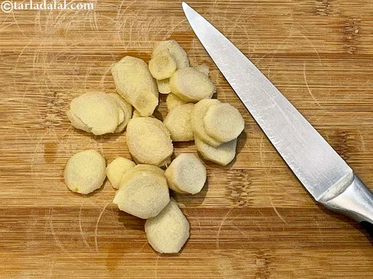 स्टेप 4 – एक चॉपिंग बोर्ड पर रखें और राउंडल्स प्राप्त करने के …