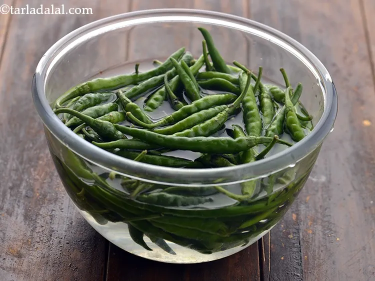 स्टेप 1 – <strong>अदरक हरी मिर्च की पेस्ट</strong> बनाने के लिए, पेहले हरी …