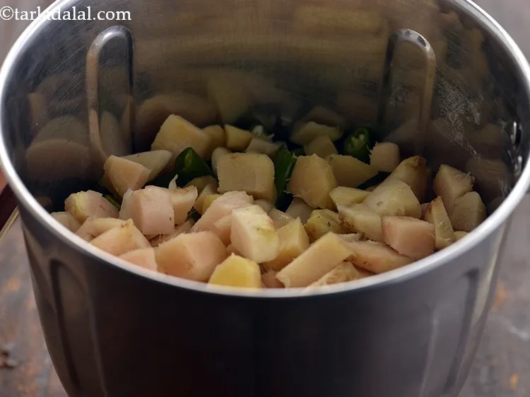 स्टेप 8 – उसी जार में अदरक डालें।