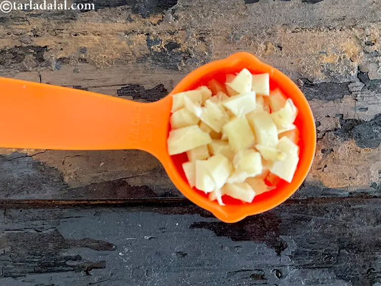 Step 6 – <meta charset="UTF-8" />Place on a chopping board and chop the ginger.