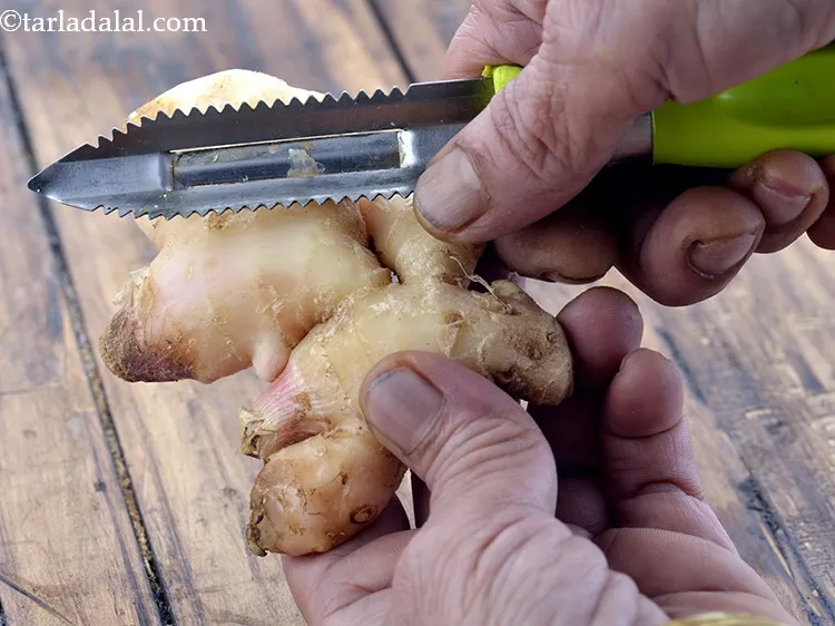 स्टेप 5 – अदरक को पीलर से या चाकू का उपयोग करके खरोंच। …