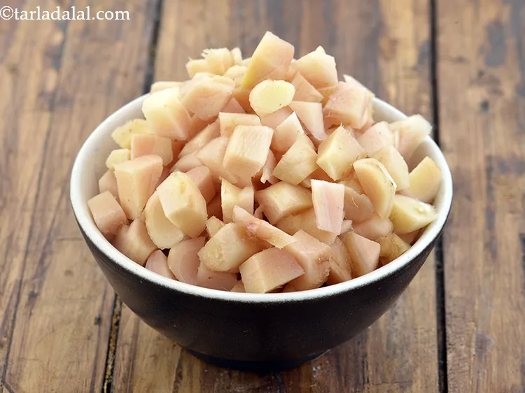 स्टेप 6 – मोटे तौर पर अदरक को छोटे-छोटे टुकड़ों में काट लें। …