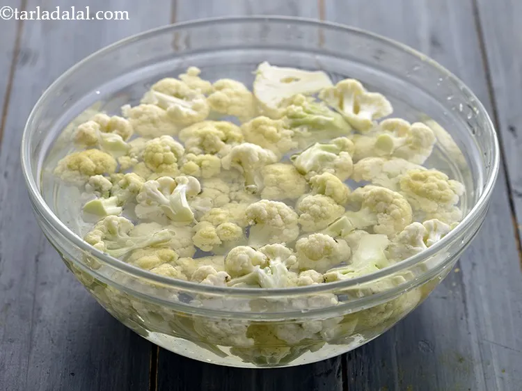 Step 7 – Rinse the cauliflower florets with water.
